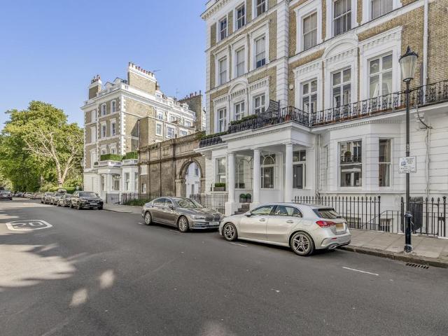 Flat for sale in Brompton, Greater London