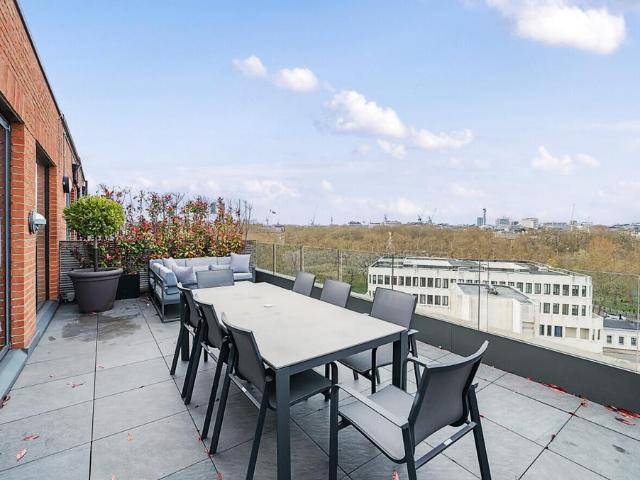 Flat for sale in Victoria, Greater London