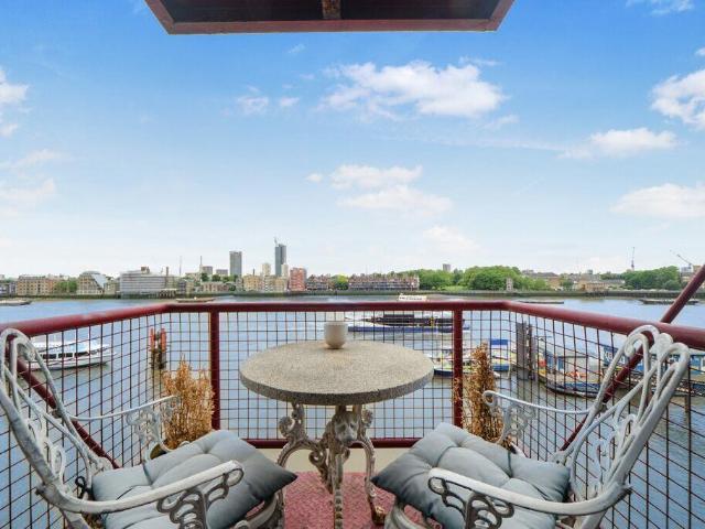 Flat for sale in Wapping, Greater London
