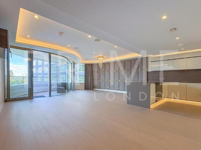 Flat for sale in Vauxhall, Greater London