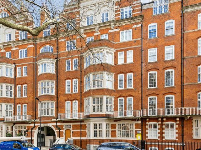 Flat for sale in Saint Giles, Bloomsbury