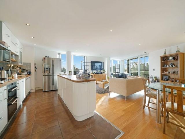 Flat for sale in Canning Town, Greater London