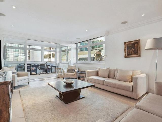 Flat for sale in Mayfair, Greater London