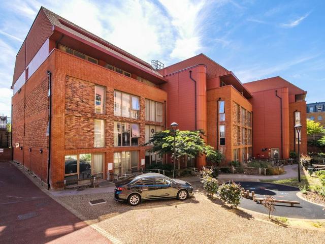 Flat for sale in Old Kent Road, Greater London