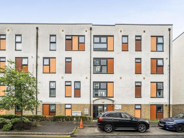 Flat for sale in Rush Green, Greater London