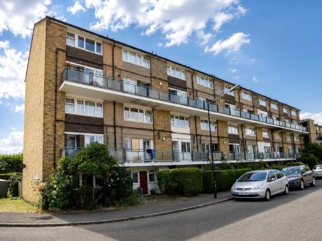 Flat for sale in London Borough of Ealing, Perivale