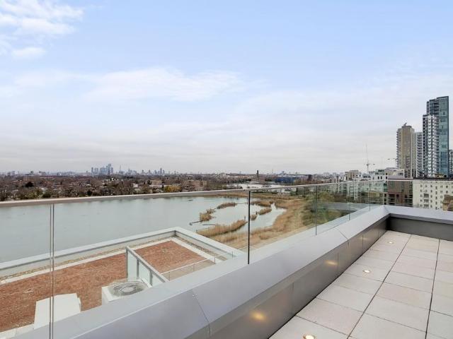 Flat for sale in Woodberry Down, Stamford Hill