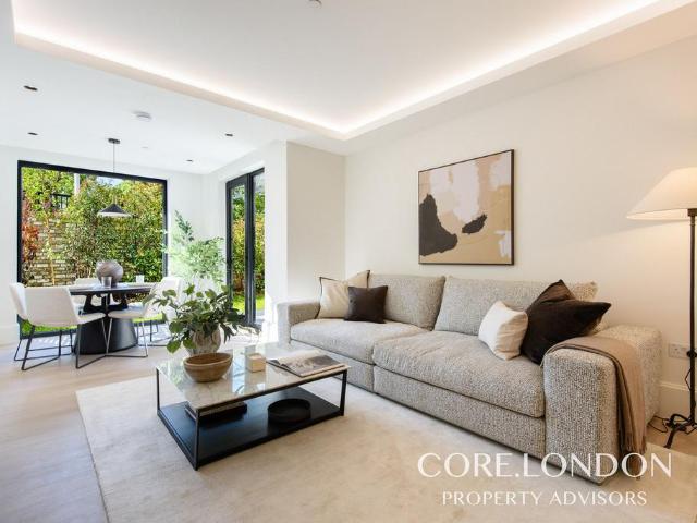 Flat for sale in London Borough of Ealing, Greater London