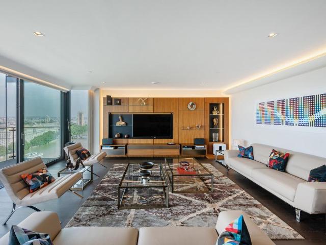 Flat for sale in Vauxhall, Greater London