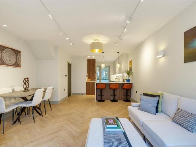 Flat for sale in London Borough of Wandsworth, Greater London