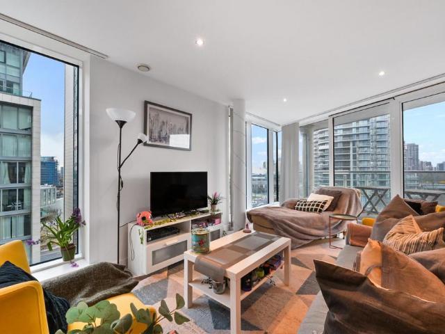Flat for sale in Canning Town, Greater London