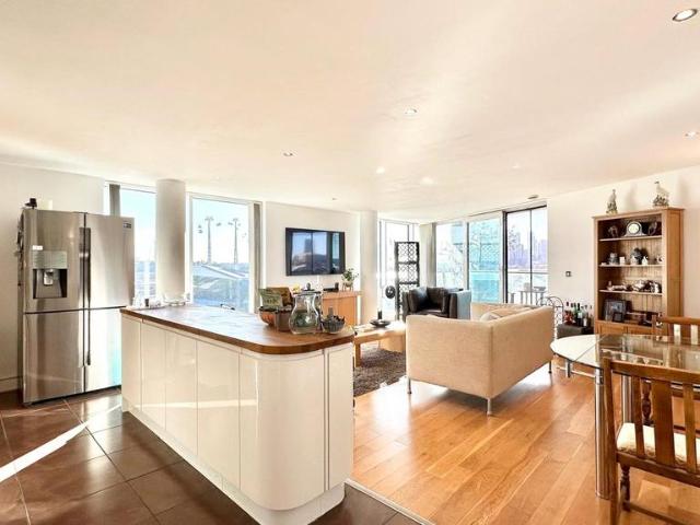 Flat for sale in Canning Town, Greater London