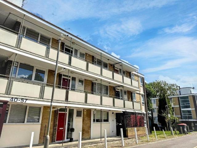 Flat for sale in Southfields, Greater London