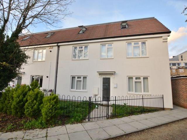 Flat for sale in Slough