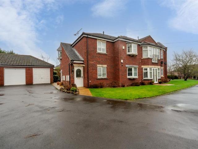 Flat for sale in Alwoodley, West Yorkshire