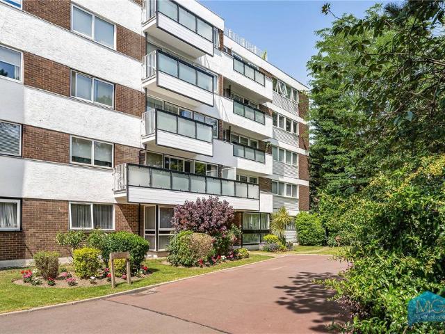 Flat for sale in Whetstone, Greater London