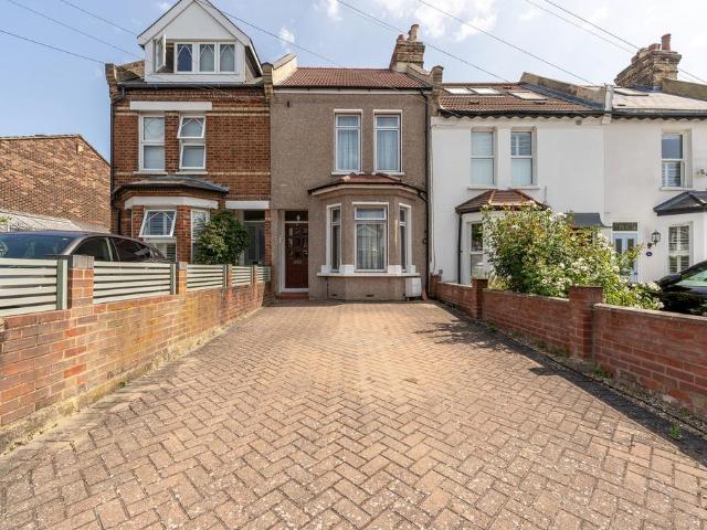 Flat for sale in London Borough of Merton, Raynes Park