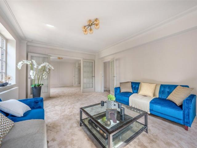 Flat for sale in St. John's Wood, Greater London