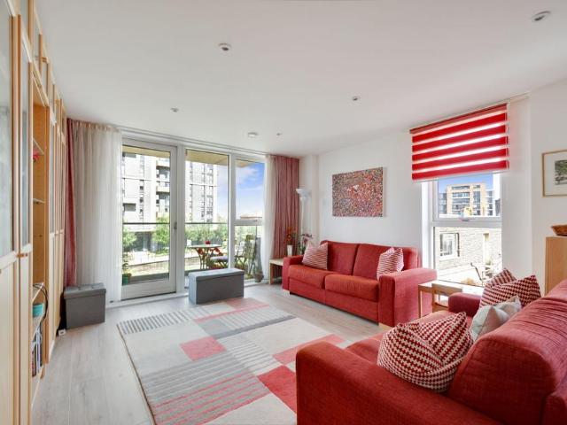 Flat for sale in Greenwich Town Centre, Greater London