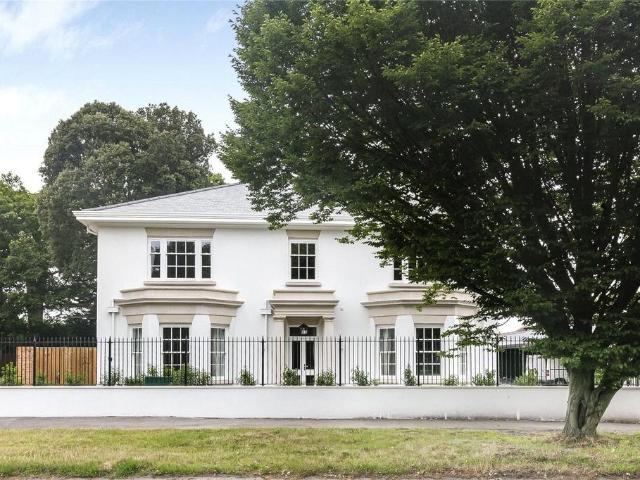 Flat for sale in Totteridge, Greater London