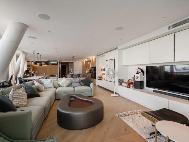 Flat for sale in Elephant and Castle, Greater London