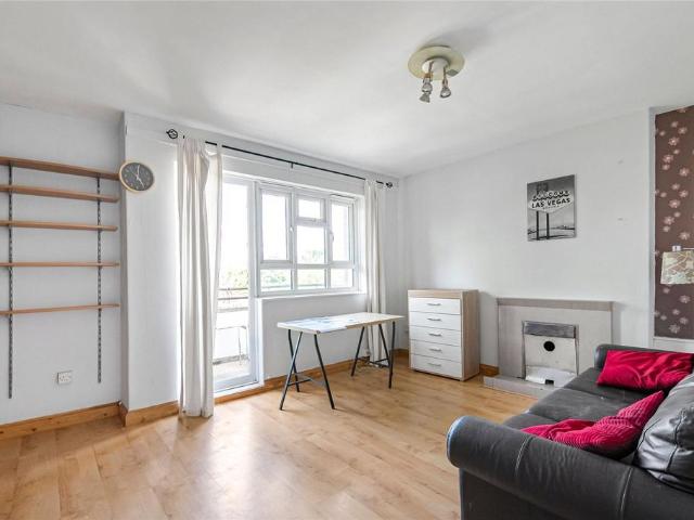 Flat for sale in Furzedown, Greater London