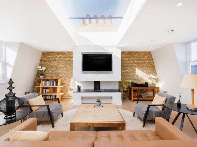 Flat for sale in Kensington, Greater London