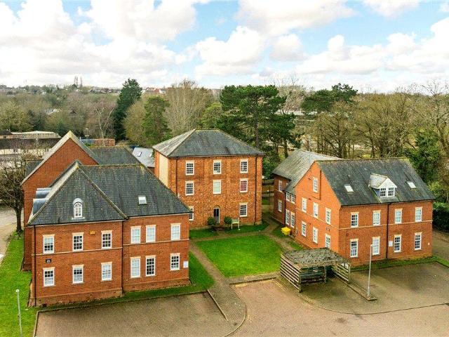 Flat for sale in Buckingham, Buckinghamshire