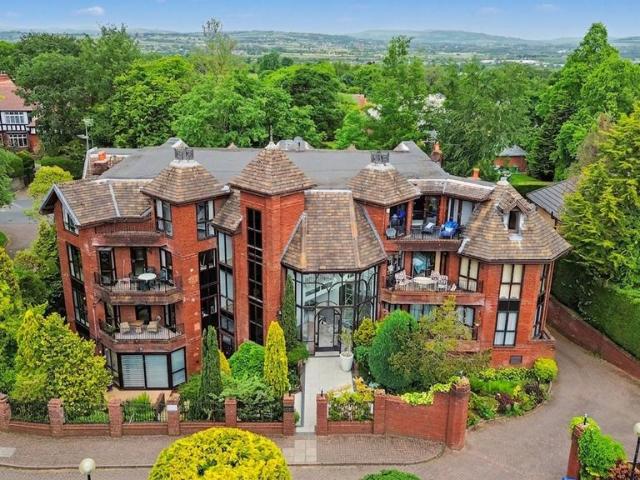 Flat for sale in Stand, Bury