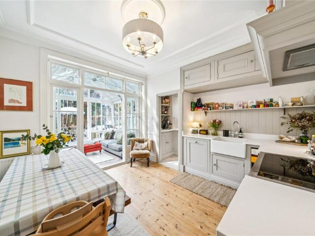 Flat for sale in Clapham Junction, Greater London