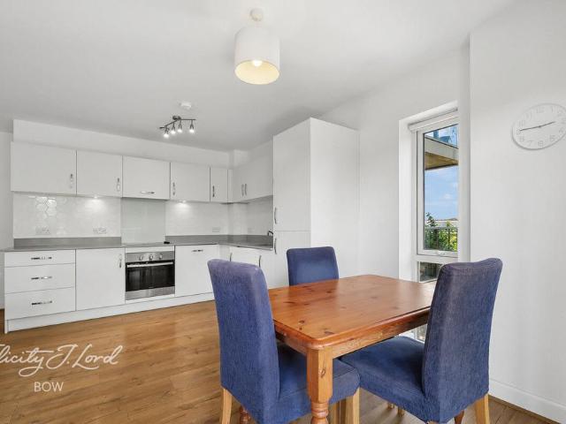 Flat for sale in Mile End, Greater London