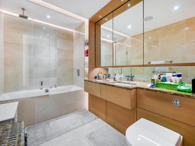 Flat for sale in Wandsworth, Greater London