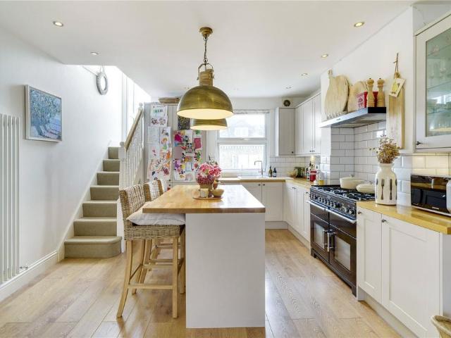 Flat for sale in Clapham Junction, Greater London