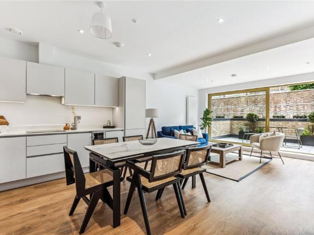 Flat for sale in Summerstown, Greater London