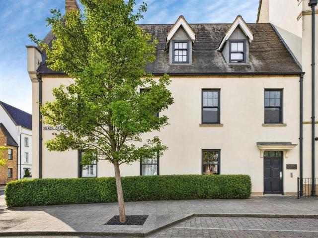 Flat for sale in Upton