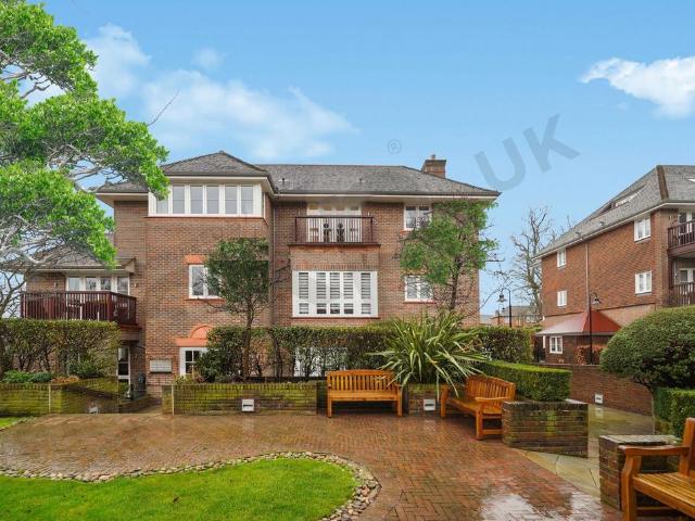 Flat for sale in Mill Hill, Greater London