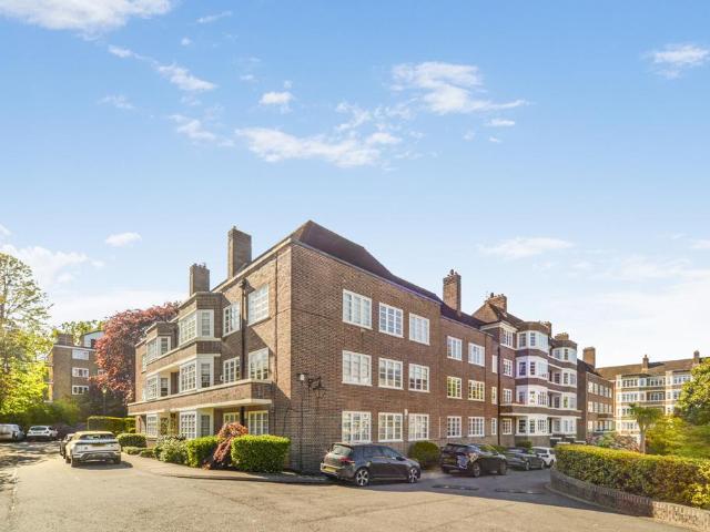 Flat for sale in Roehampton, Greater London