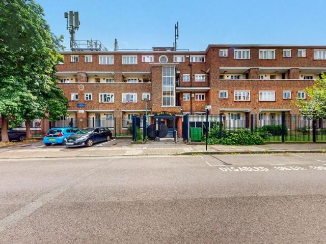 Flat for sale in Islington, Greater London
