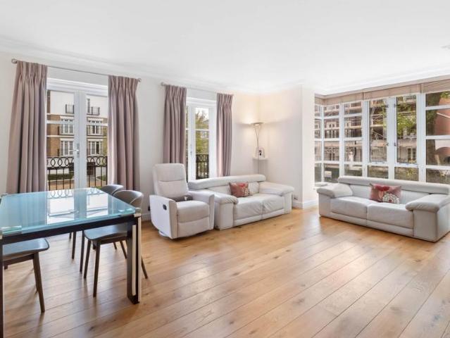 Flat for sale in South Kensington, Greater London
