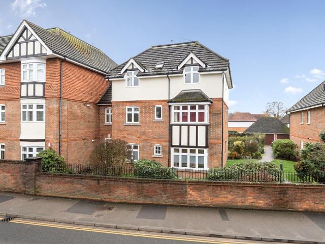 Flat for sale in Weybridge, Elmbridge