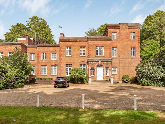 Flat for sale in Heol-las, Surrey