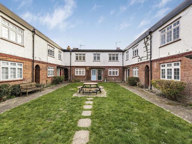 Flat for sale in Beckenham, Greater London