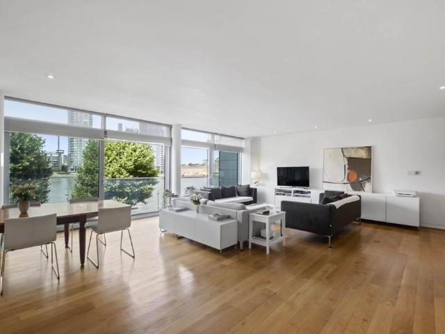 Flat for sale in Battersea, Greater London