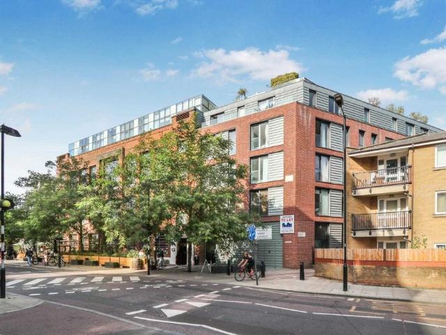 Flat for sale in South Hackney, Greater London