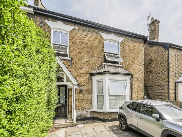 Flat for sale in Harringay, Greater London