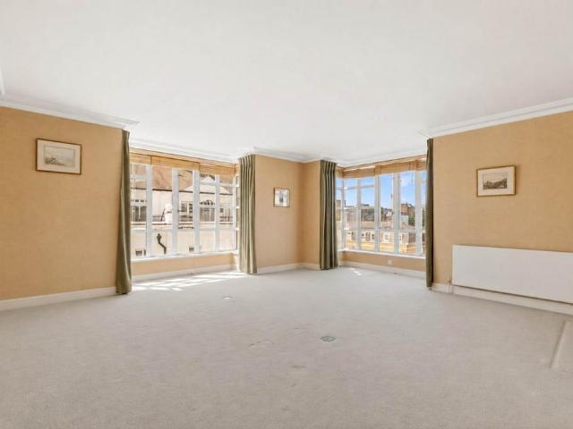 Flat for sale in Earl's Court, Greater London