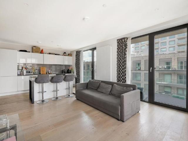 Flat for sale in Silvertown, Greater London
