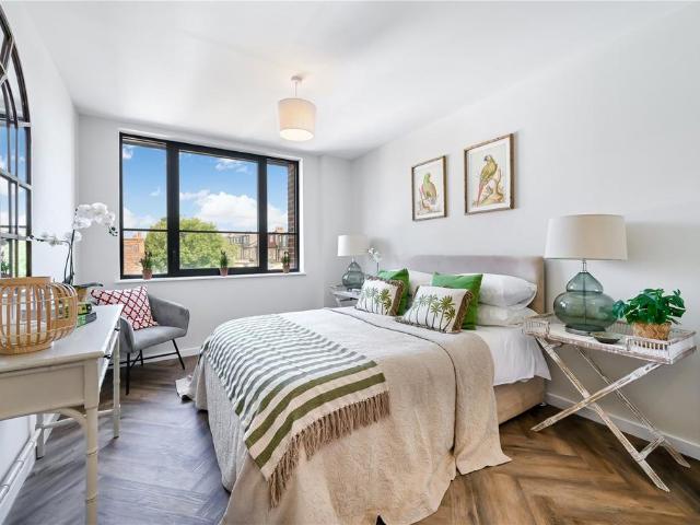 Flat for sale in Furzedown, Greater London