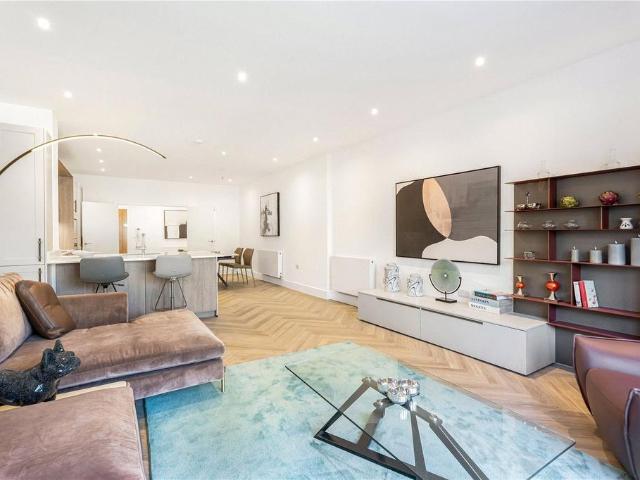 Flat for sale in Cockfosters, Greater London