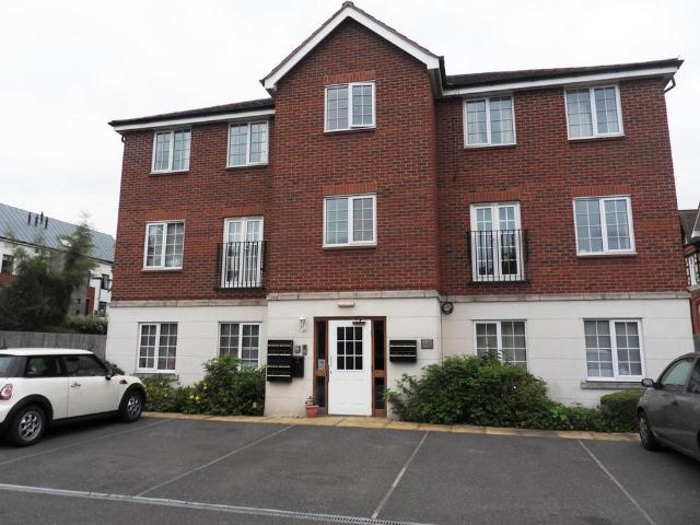 Flat for sale in Elmfield, Leicestershire